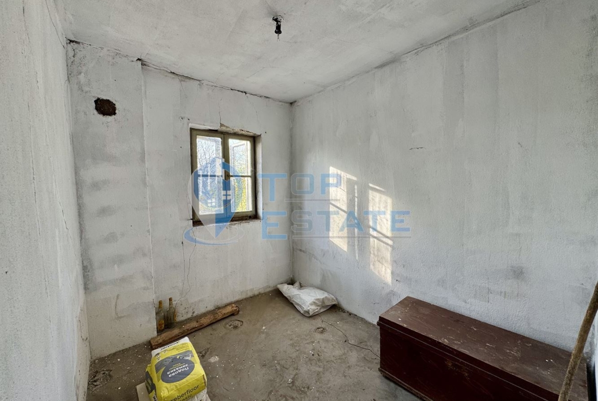 Двуетажна тухлена къща с кладенец в с. Михалци, област Велико Търново. - 0