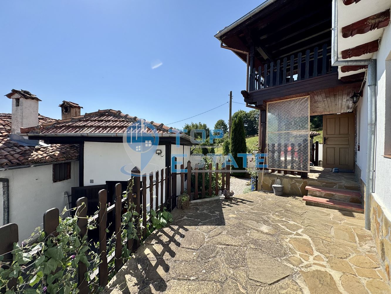 Двуетажна къща с гараж, допълнителни постройки и прекрасна панорама в Еленския Балкан - 0