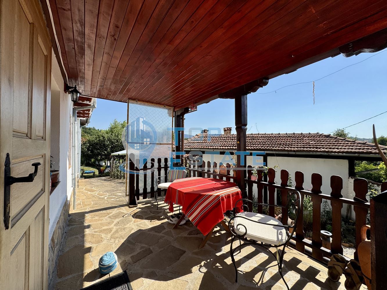 Двуетажна къща с гараж, допълнителни постройки и прекрасна панорама в Еленския Балкан - 0