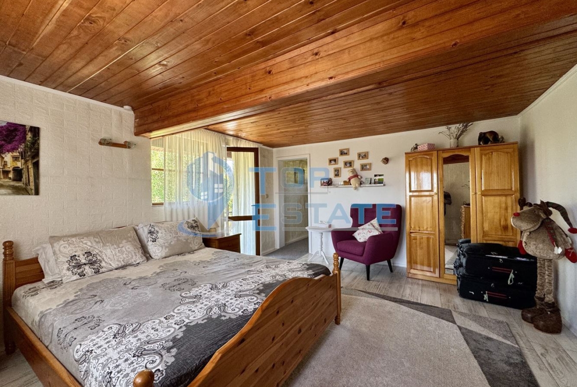 Двуетажна къща с гараж, допълнителни постройки и прекрасна панорама в Еленския Балкан - 0