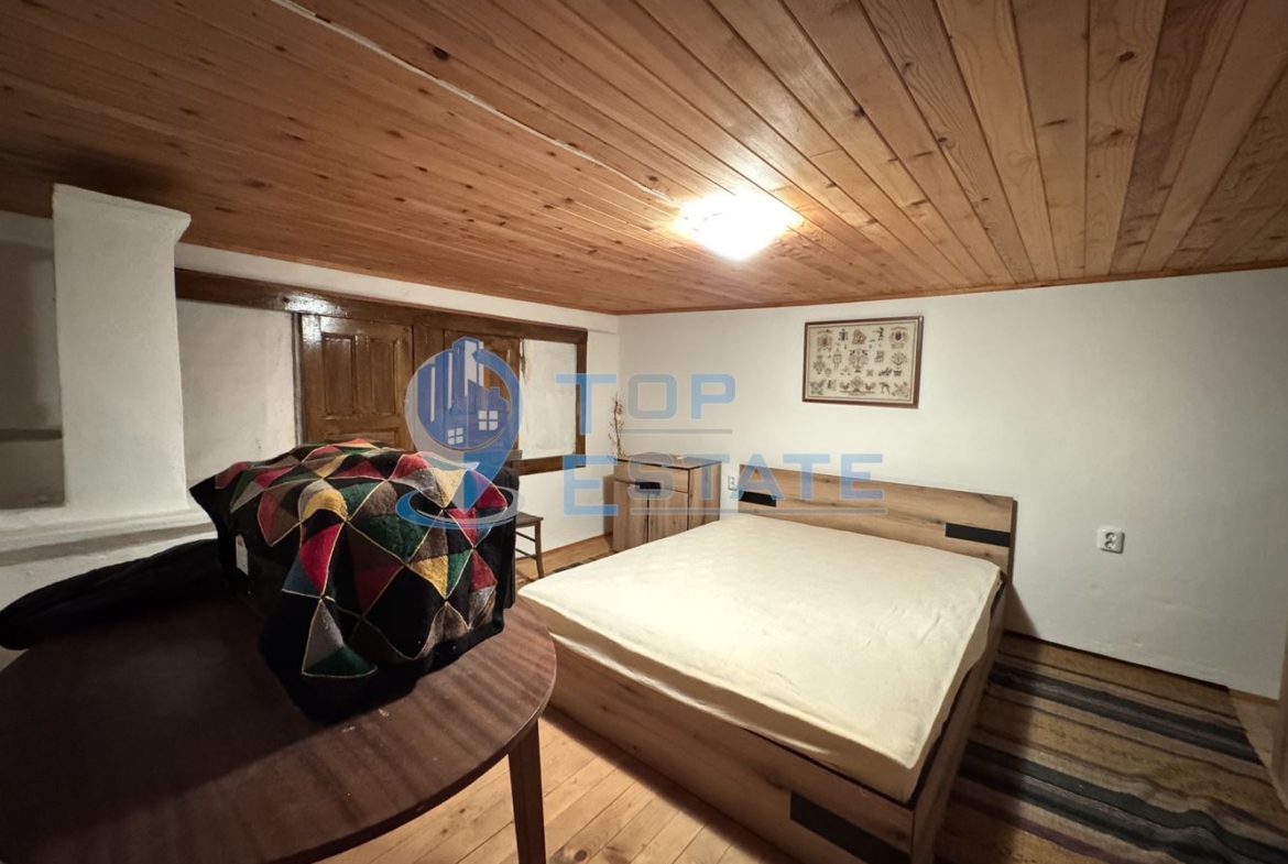 Къща с допълнителни постройки в град Елена, област Велико Търново. - 0