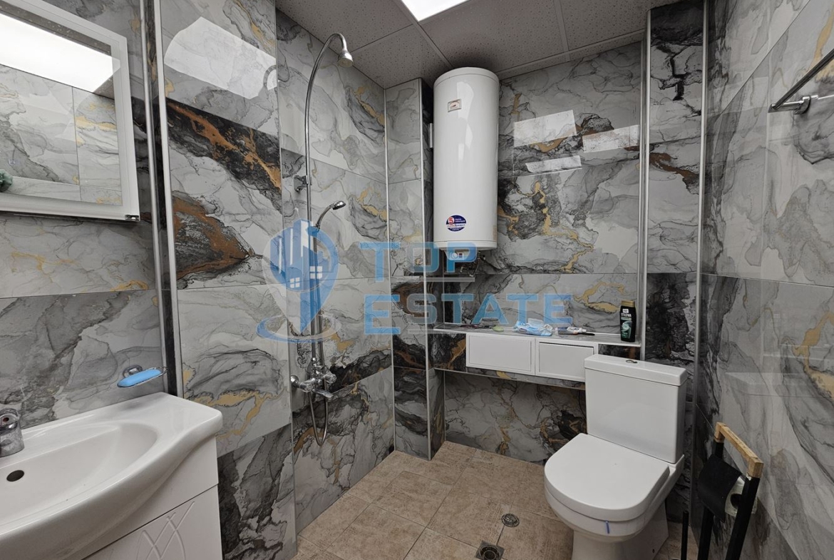 Южен тухлен апартамент на междинен етаж с две спални в идеалния център на град Горна Оряховица - 0