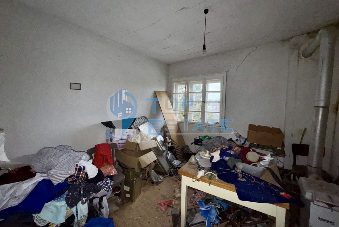 Двуетажна тухлена къща с голям двор в село Нова Върбовка, област Велико Търново - 0