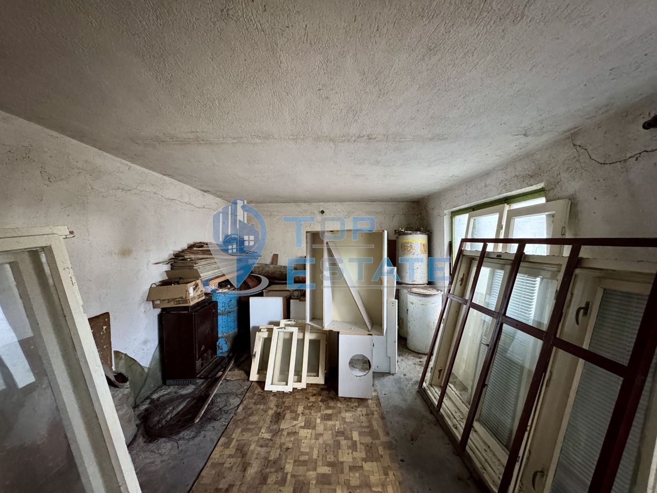 Къща с кладенец, гараж и стопански постройки в село Долна Липница, област Велико Търново-0 Къща с кладенец, гараж и стопански постройки в село Долна Липница, област Велико Търново - 0