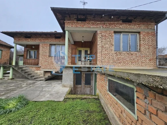 Здрава тухлена къща с гараж в село Пиперково, област Русе - 0