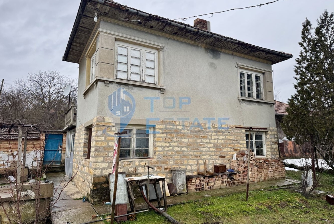 Двуетажна тухлена къща с голям двор в село Нова Върбовка, област Велико Търново - 0