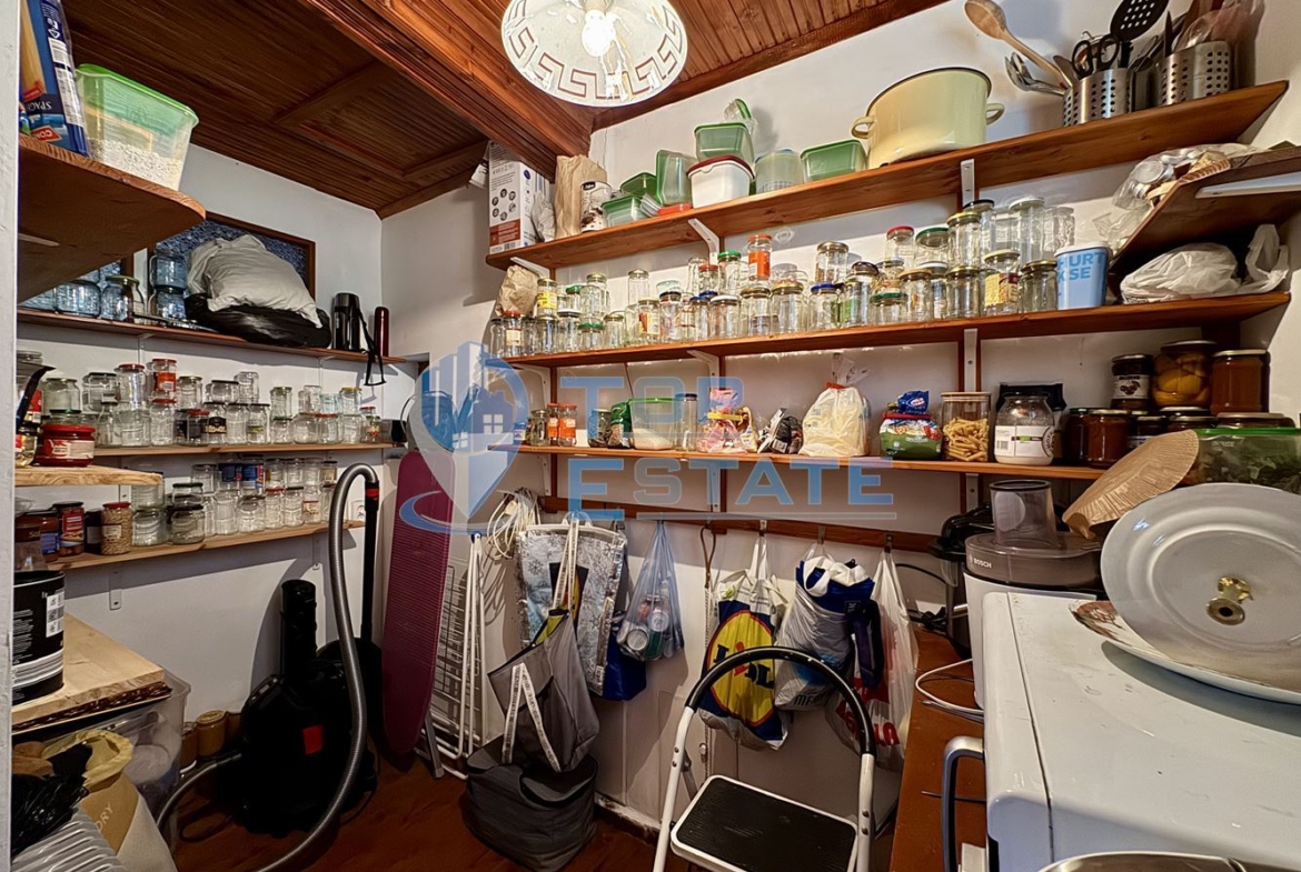 Двуетажна къща с гараж, допълнителни постройки и прекрасна панорама в Еленския Балкан - 0