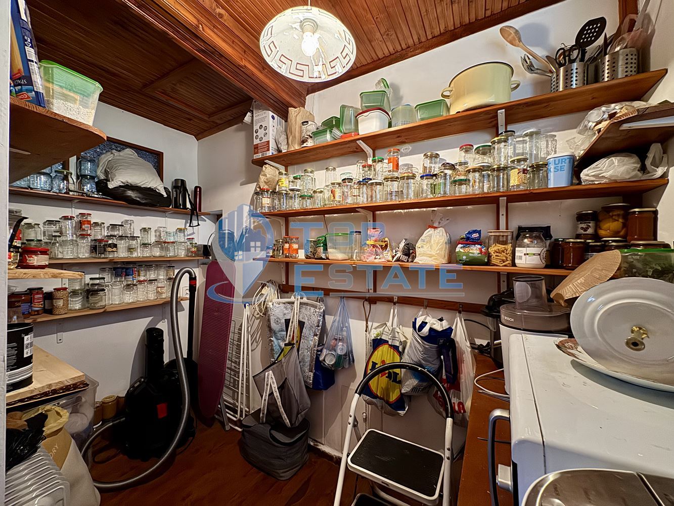 Двуетажна къща с гараж, допълнителни постройки и прекрасна панорама в Еленския Балкан - 0