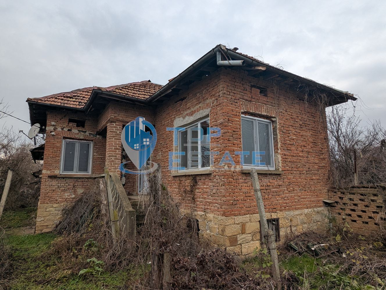 Тухлена къща с голям двор и кладенец в покрайнините на село Върбица, област Велико Търново-0 Тухлена къща с голям двор и кладенец в покрайнините на село Върбица, област Велико Търново - 0