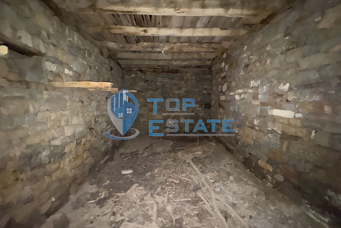 Къща с допълнителни постройки в град Елена, област Велико Търново. - 0