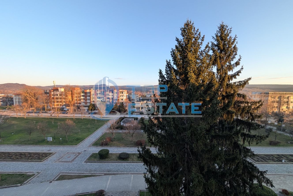 Тристаен тухлен апартамент в центъра на град Стражица - 0