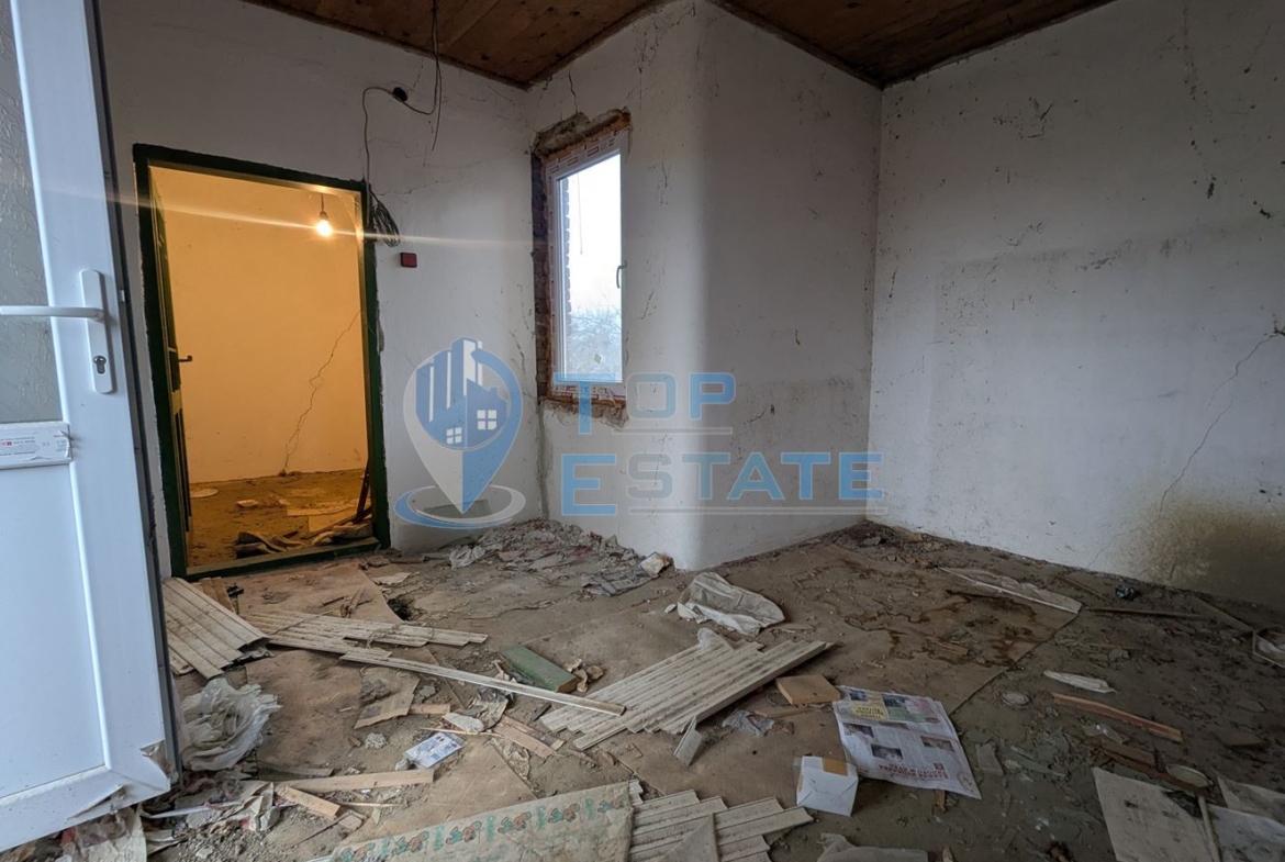 Тухлена къща с голям двор и кладенец в покрайнините на село Върбица, област Велико Търново - 0