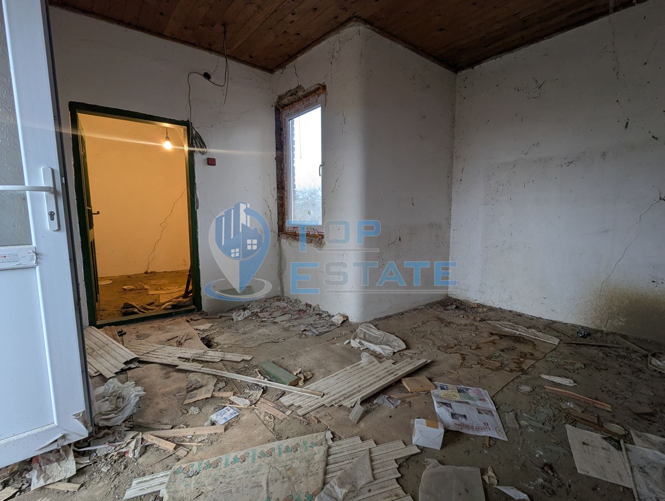 Тухлена къща с голям двор и кладенец в покрайнините на село Върбица, област Велико Търново-0 Тухлена къща с голям двор и кладенец в покрайнините на село Върбица, област Велико Търново - 0