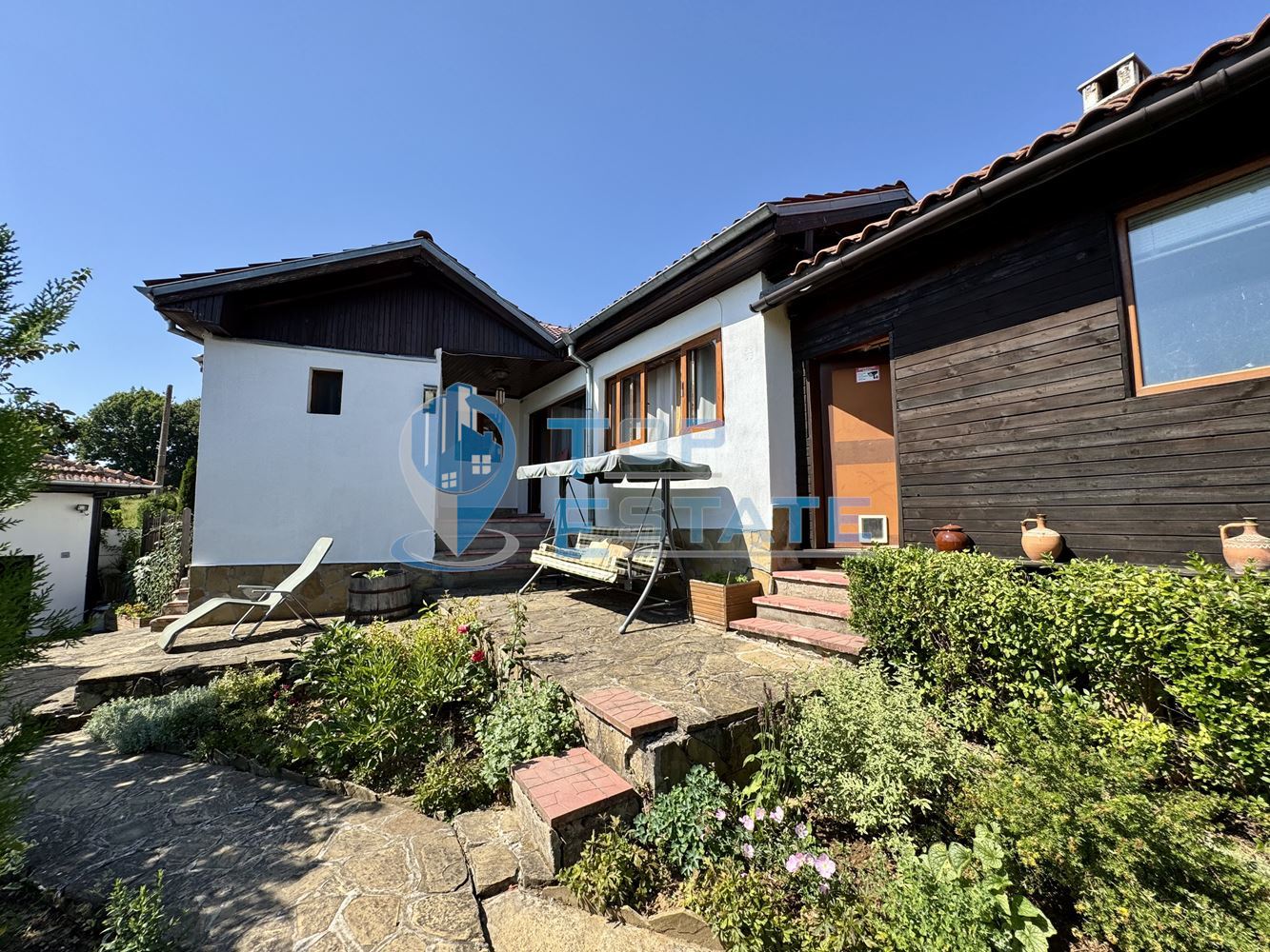 Двуетажна къща с гараж, допълнителни постройки и прекрасна панорама в Еленския Балкан - 0