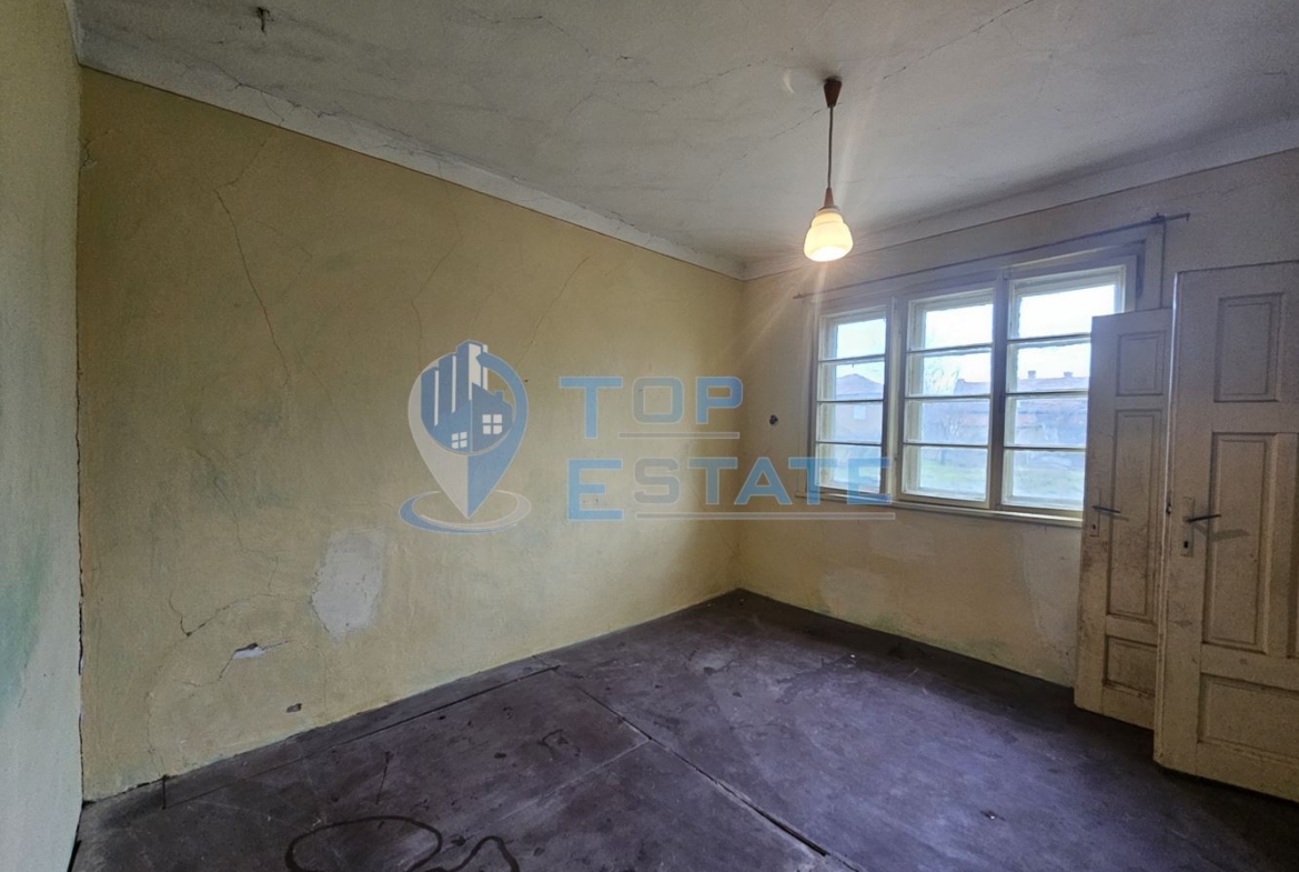 Тухлена къща с гараж и голям двор в село Недан, община Павликени - 0