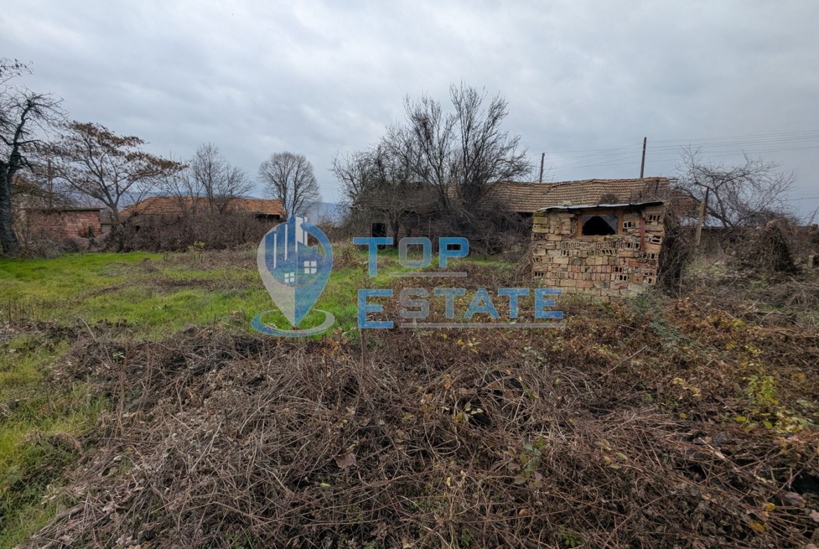 Тухлена къща с голям двор и кладенец в покрайнините на село Върбица, област Велико Търново - 0