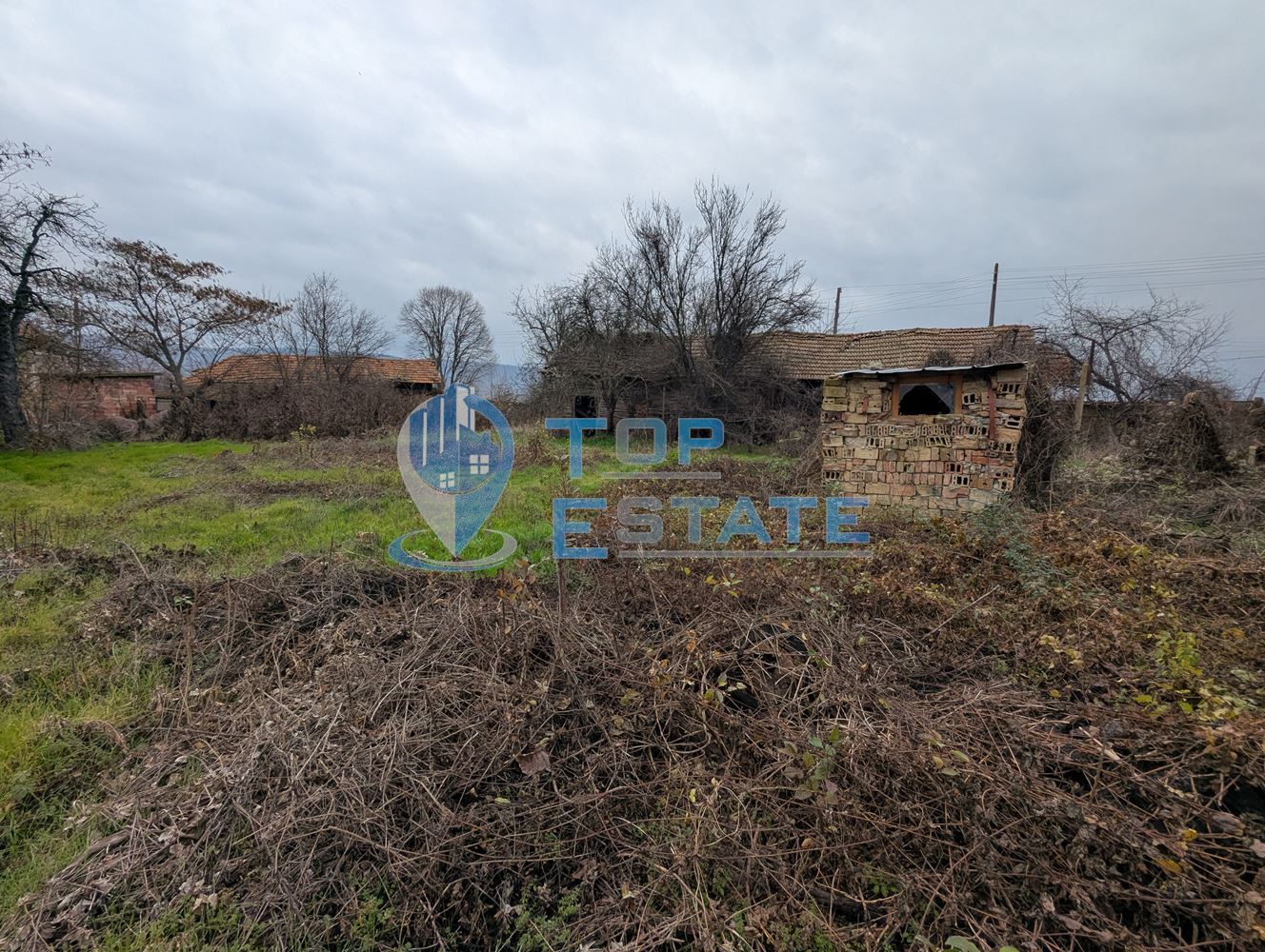 Тухлена къща с голям двор и кладенец в покрайнините на село Върбица, област Велико Търново-0 Тухлена къща с голям двор и кладенец в покрайнините на село Върбица, област Велико Търново - 0