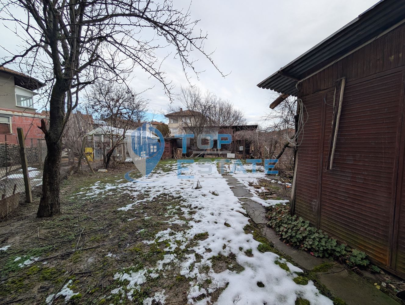 Триетажна масивна къща в град Стражица - 0