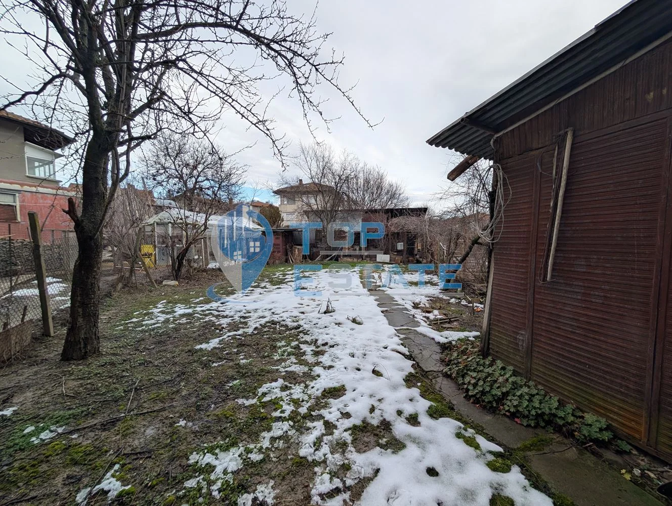 Триетажна масивна къща в град Стражица - 0