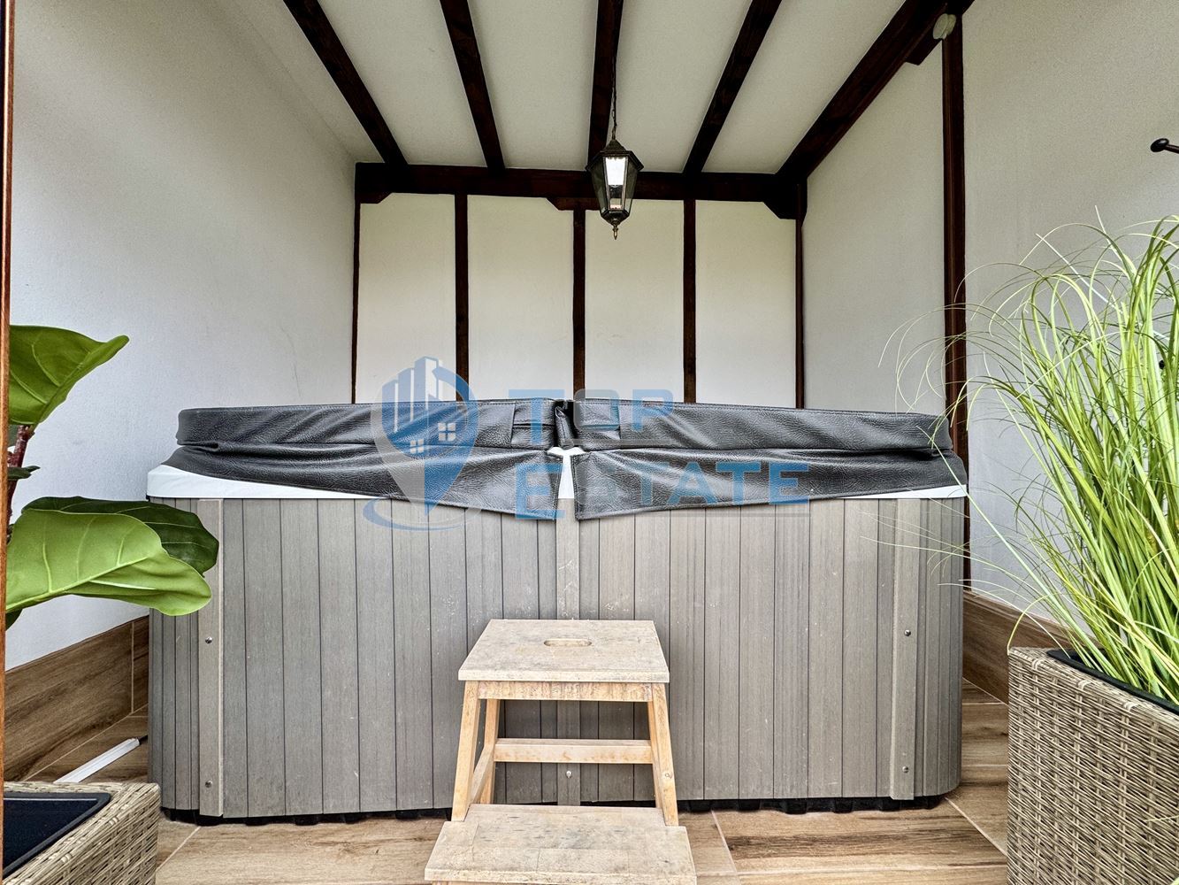 Обзаведена къща със сауна и джакузи в град Елена, Област Велико Търново. - 0