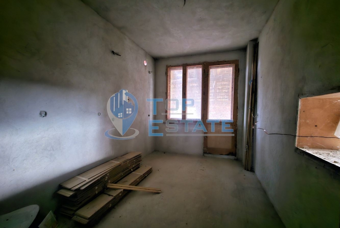 Масивна триетажна къща с четири спални в село Пейчиново, област Русе - 0