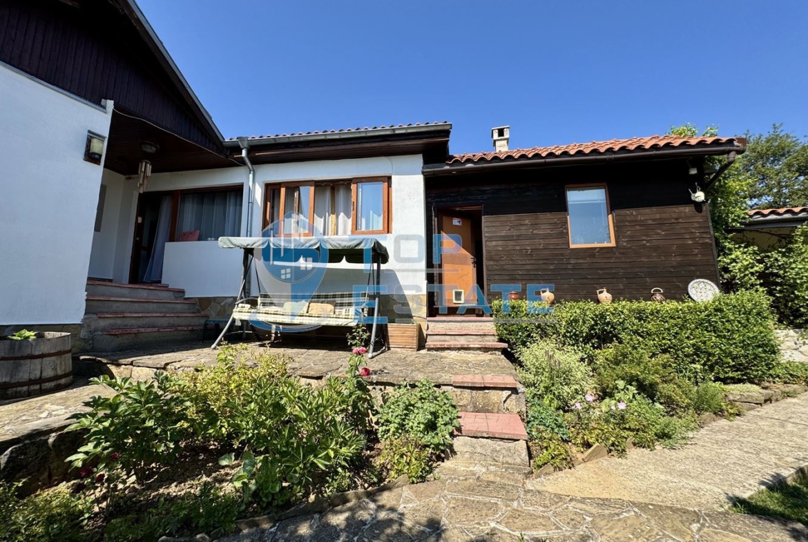 Двуетажна къща с гараж, допълнителни постройки и прекрасна панорама в Еленския Балкан - 0