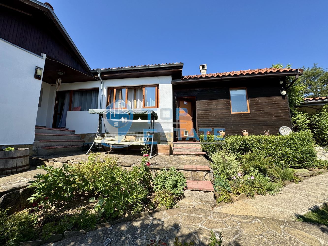 Двуетажна къща с гараж, допълнителни постройки и прекрасна панорама в Еленския Балкан - 0