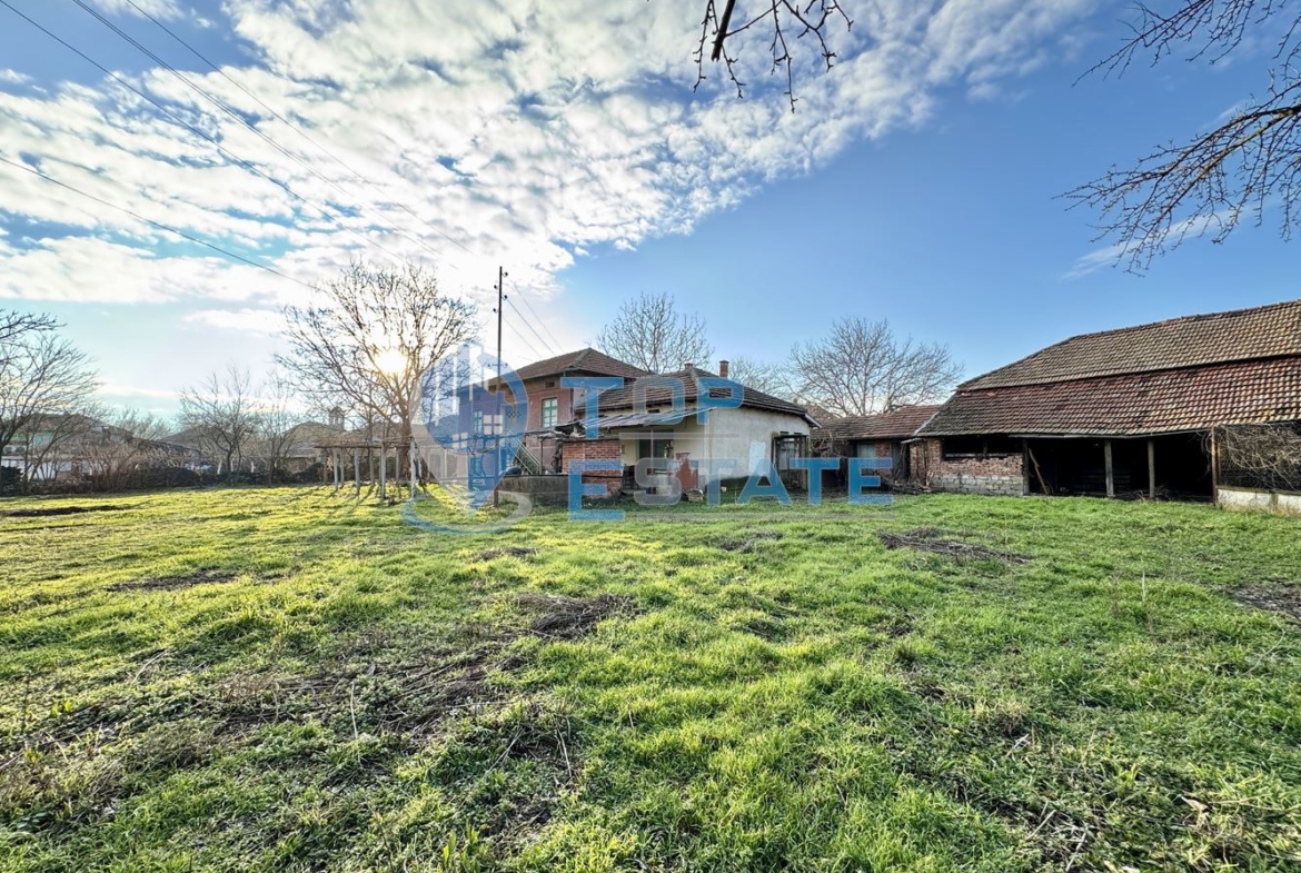 Къща с кладенец, гараж и стопански постройки в село Долна Липница, област Велико Търново - 0