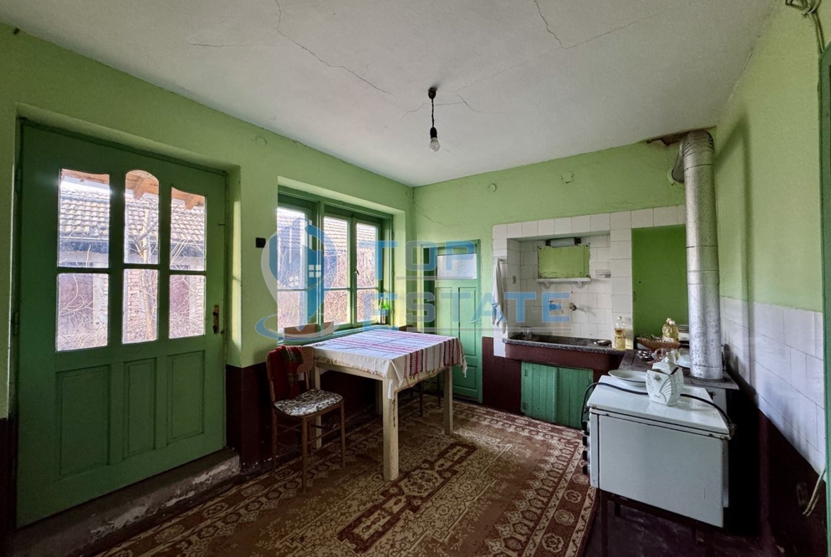 Къща с кладенец, гараж и стопански постройки в село Долна Липница, област Велико Търново - 0