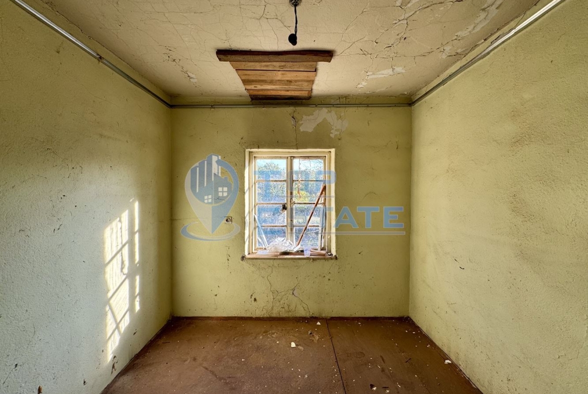 Двуетажна тухлена къща с кладенец в с. Михалци, област Велико Търново. - 0