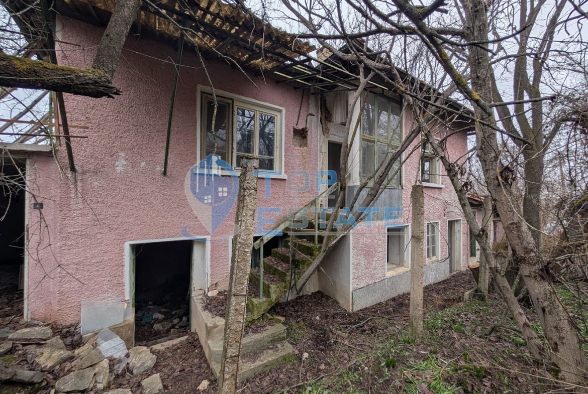 Парцел с двуетажна къща за основен ремонт в село Русаля - 0