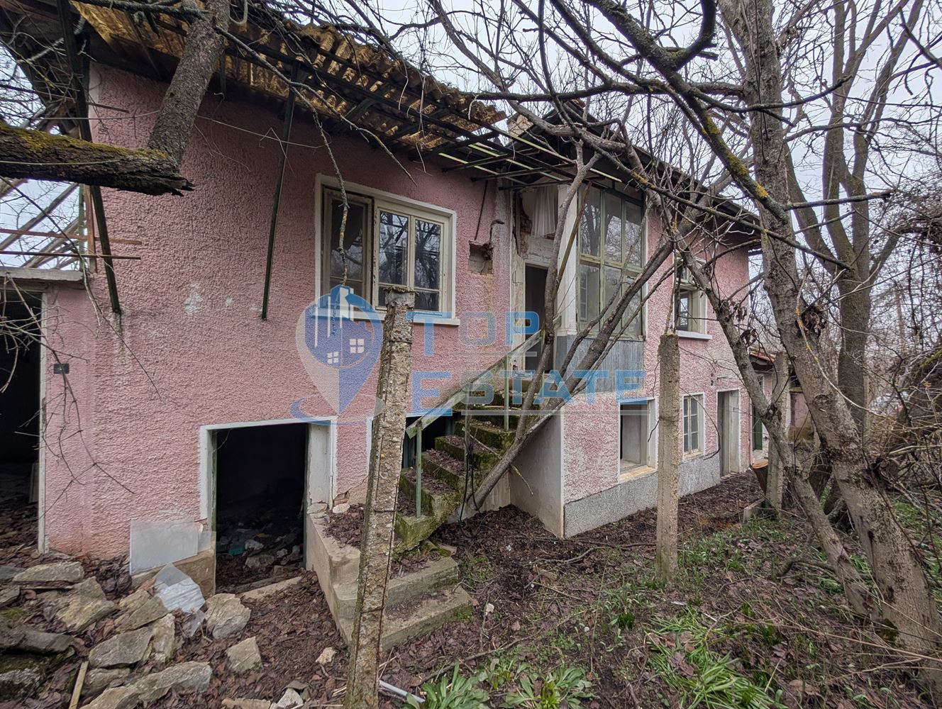 Парцел с двуетажна къща за основен ремонт в село Русаля - 0