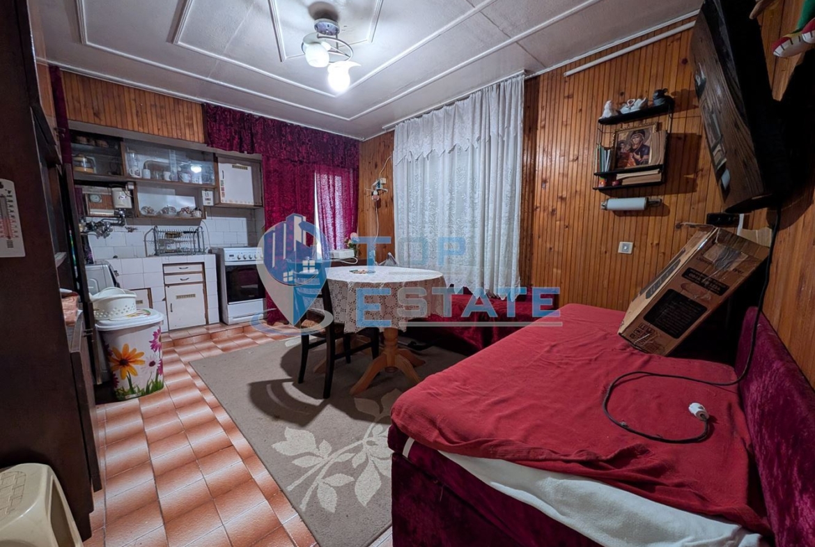 Две къщи, лятна кухня и гараж с голям двор в град Долна Оряховица - 0