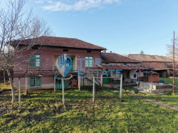 Къща с кладенец, гараж и стопански постройки в село Долна Липница, област Велико Търново - 0