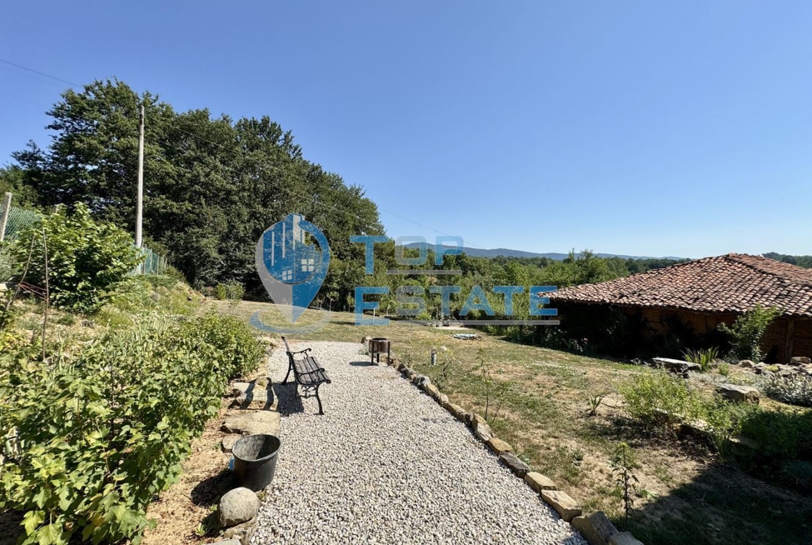 Двуетажна къща с гараж, допълнителни постройки и прекрасна панорама в Еленския Балкан - 0