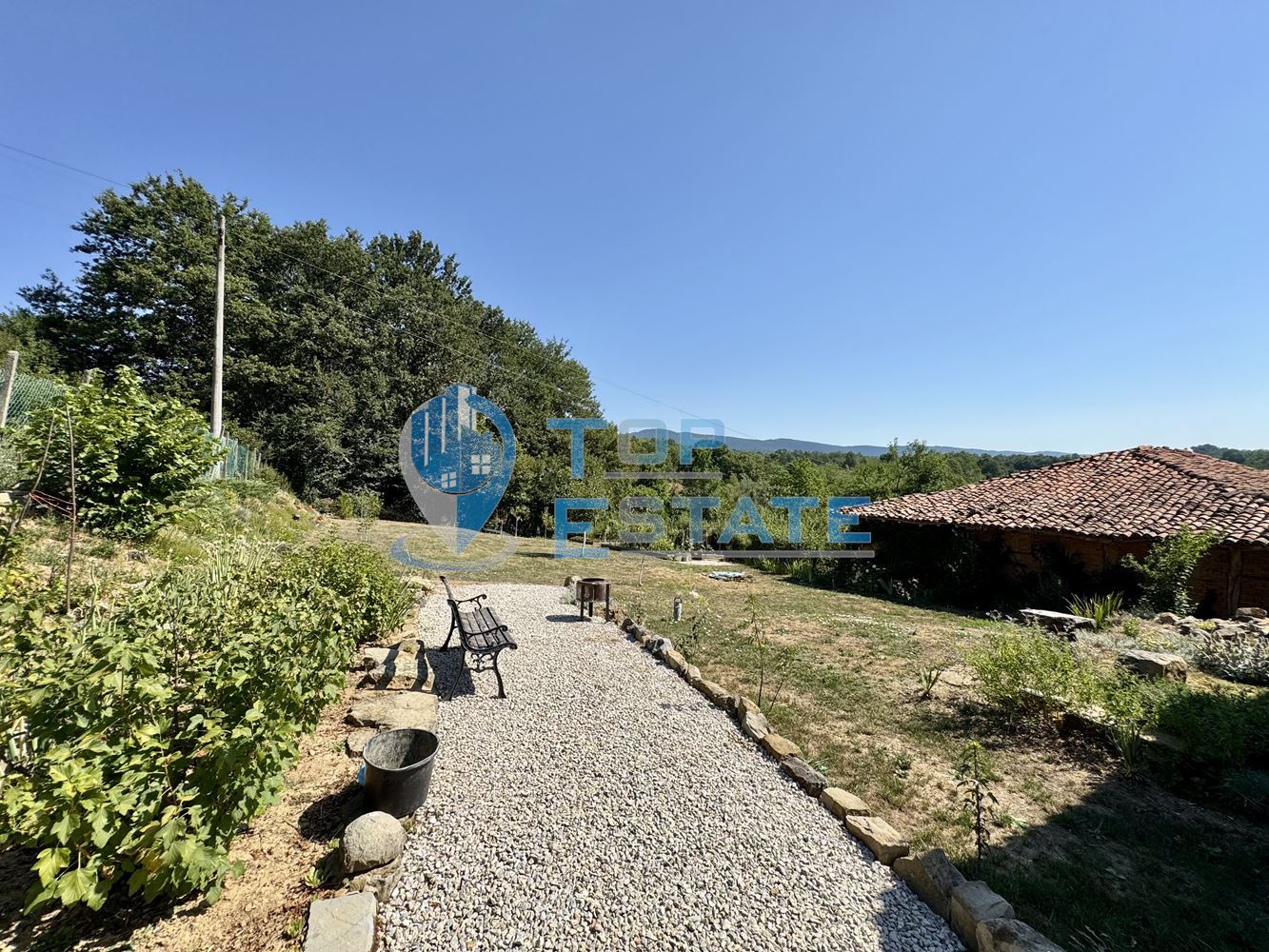 Двуетажна къща с гараж, допълнителни постройки и прекрасна панорама в Еленския Балкан - 0