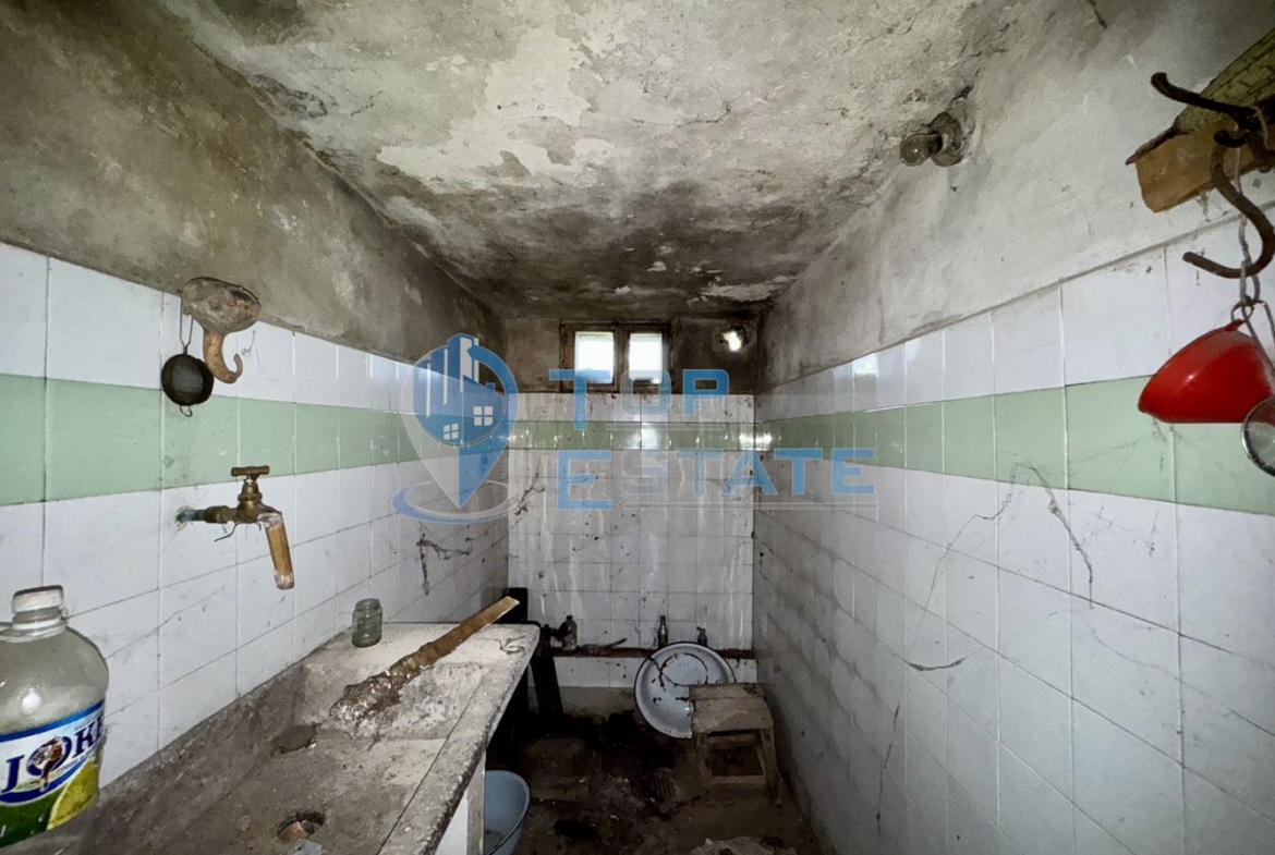 Двуетажна тухлена къща с кладенец в с. Михалци, област Велико Търново. - 0