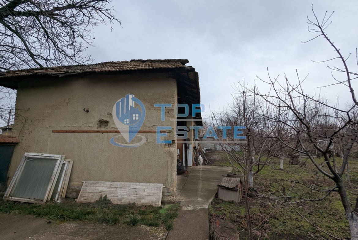 Обзаведена тухлена къща с кладенец в село Поликраище, област Велико Търново - 0