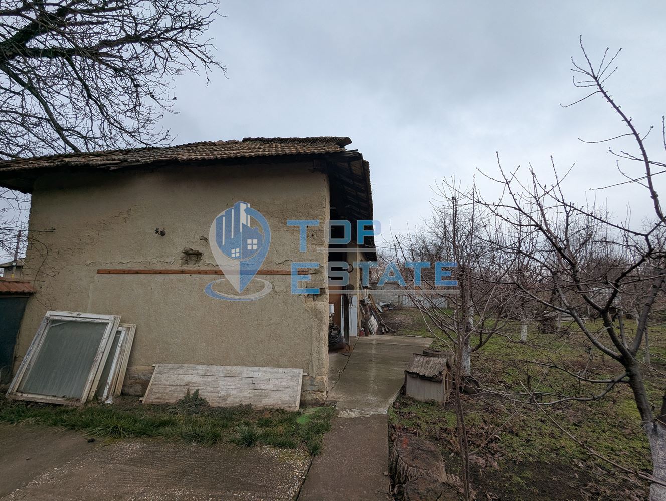 Обзаведена тухлена къща с кладенец в село Поликраище, област Велико Търново - 0