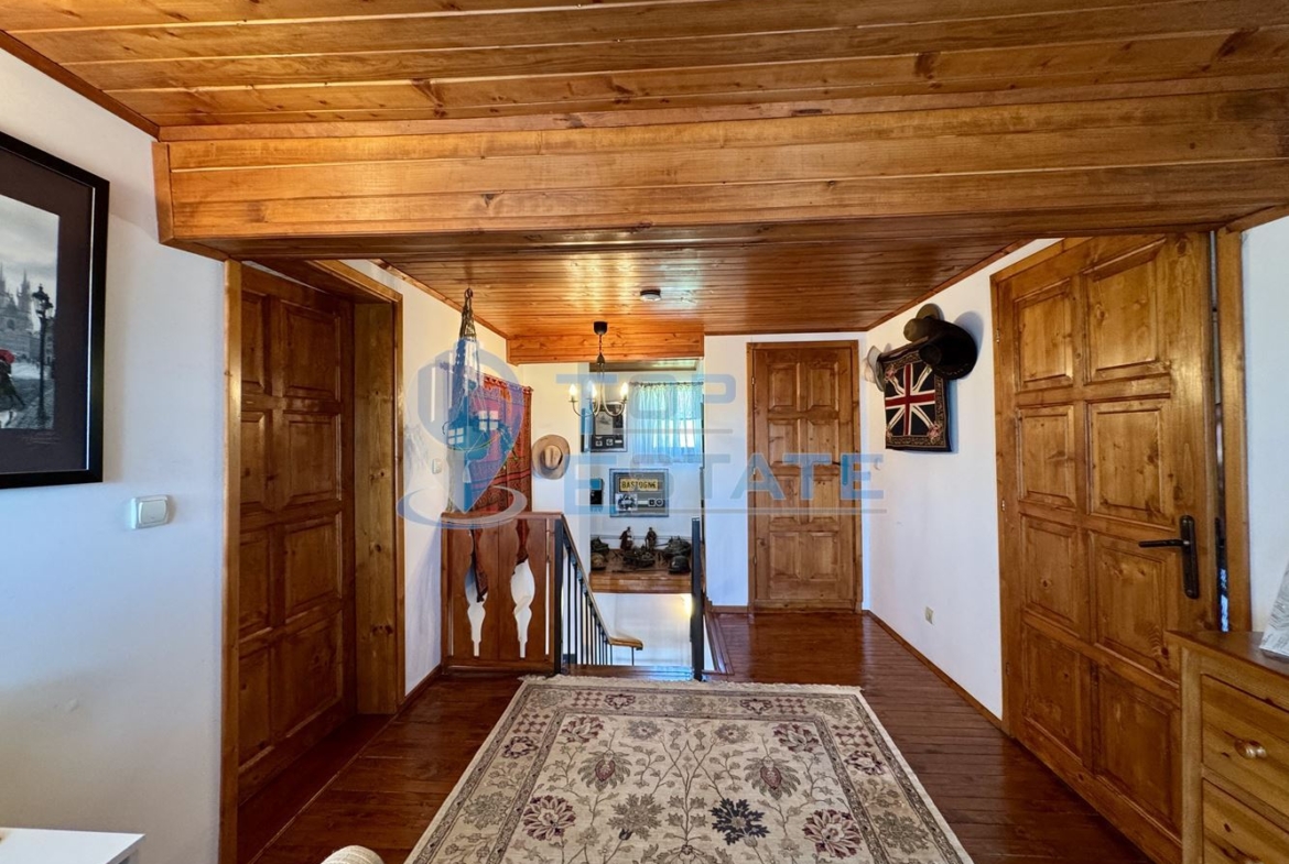 Двуетажна къща с гараж, допълнителни постройки и прекрасна панорама в Еленския Балкан - 0