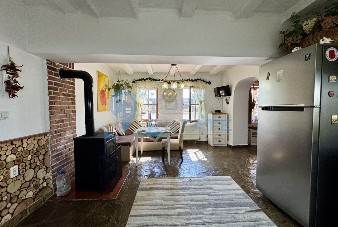 Двуетажна къща с гараж, допълнителни постройки и прекрасна панорама в Еленския Балкан - 0