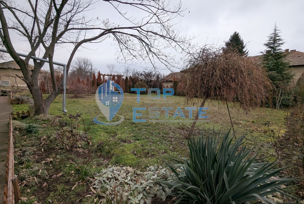 Обзаведена тухлена къща с кладенец в село Поликраище, област Велико Търново - 0