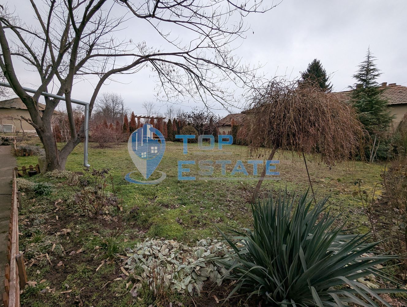 Обзаведена тухлена къща с кладенец в село Поликраище, област Велико Търново - 0