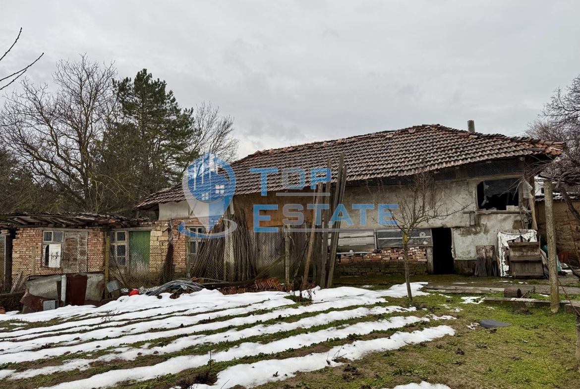 Двуетажна тухлена къща с голям двор в село Нова Върбовка, област Велико Търново - 0