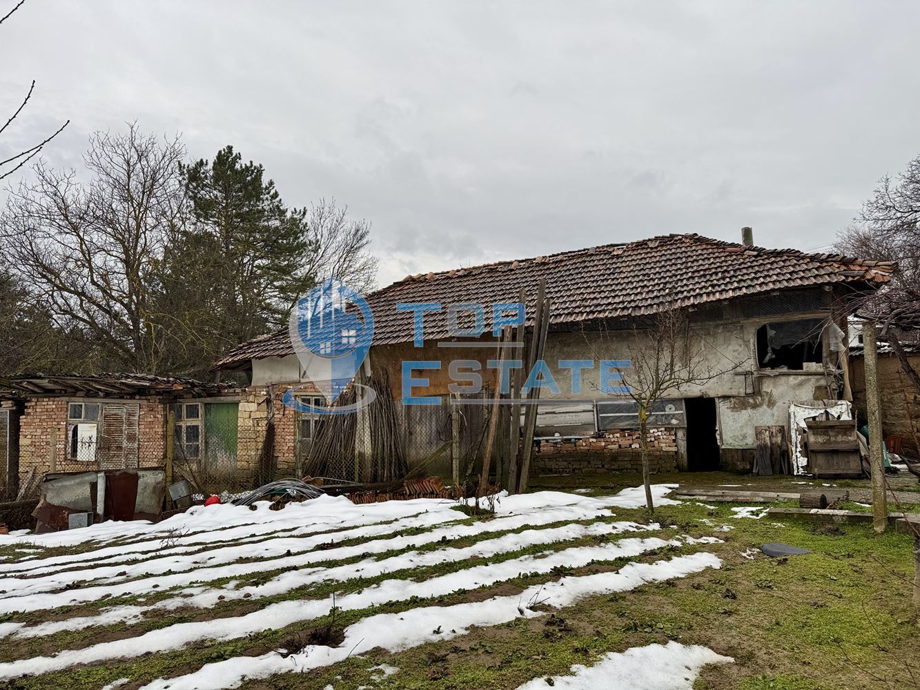 Двуетажна тухлена къща с голям двор в село Нова Върбовка, област Велико Търново - 0