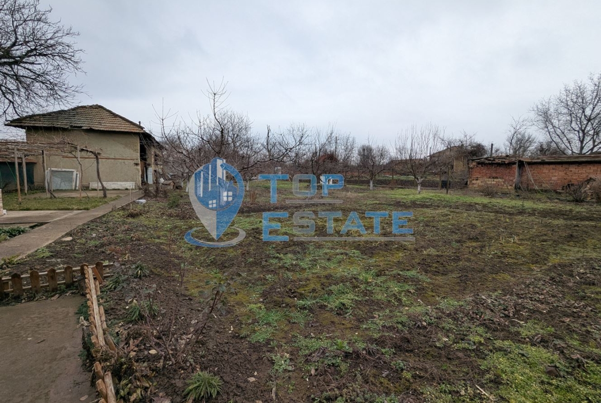 Обзаведена тухлена къща с кладенец в село Поликраище, област Велико Търново - 0