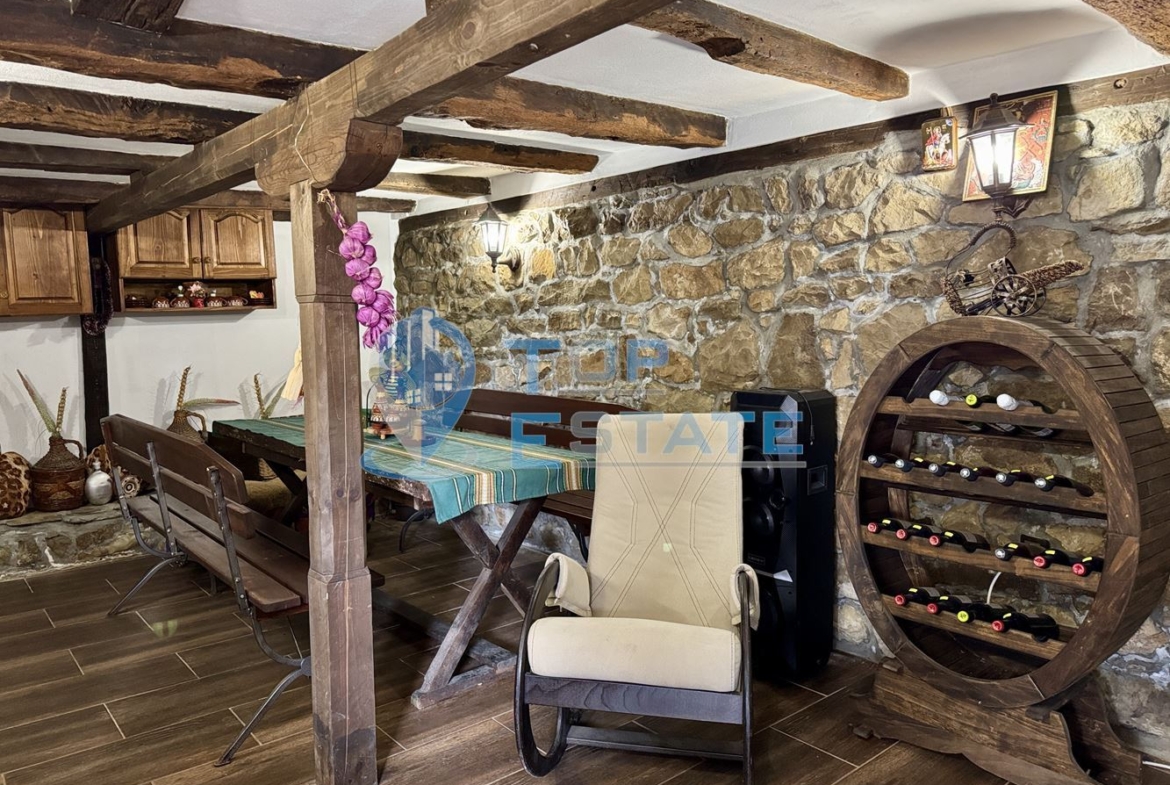 Обзаведена къща със сауна и джакузи в град Елена, Област Велико Търново. - 0