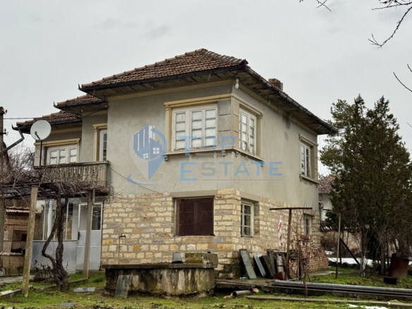 Двуетажна тухлена къща с голям двор в село Нова Върбовка, област Велико Търново - 0