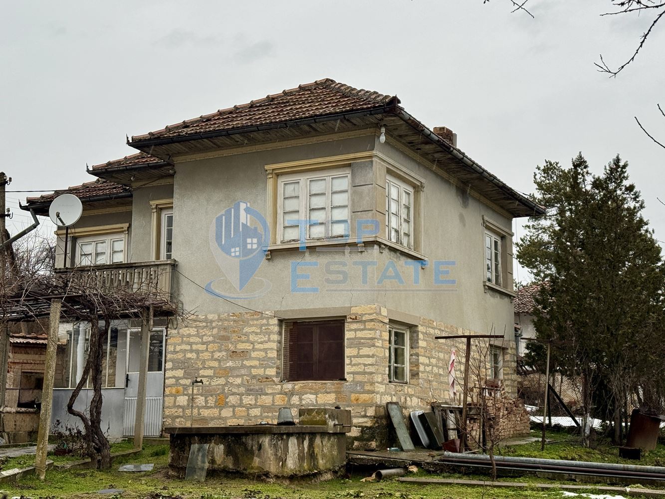 Двуетажна тухлена къща с голям двор в село Нова Върбовка, област Велико Търново - 0