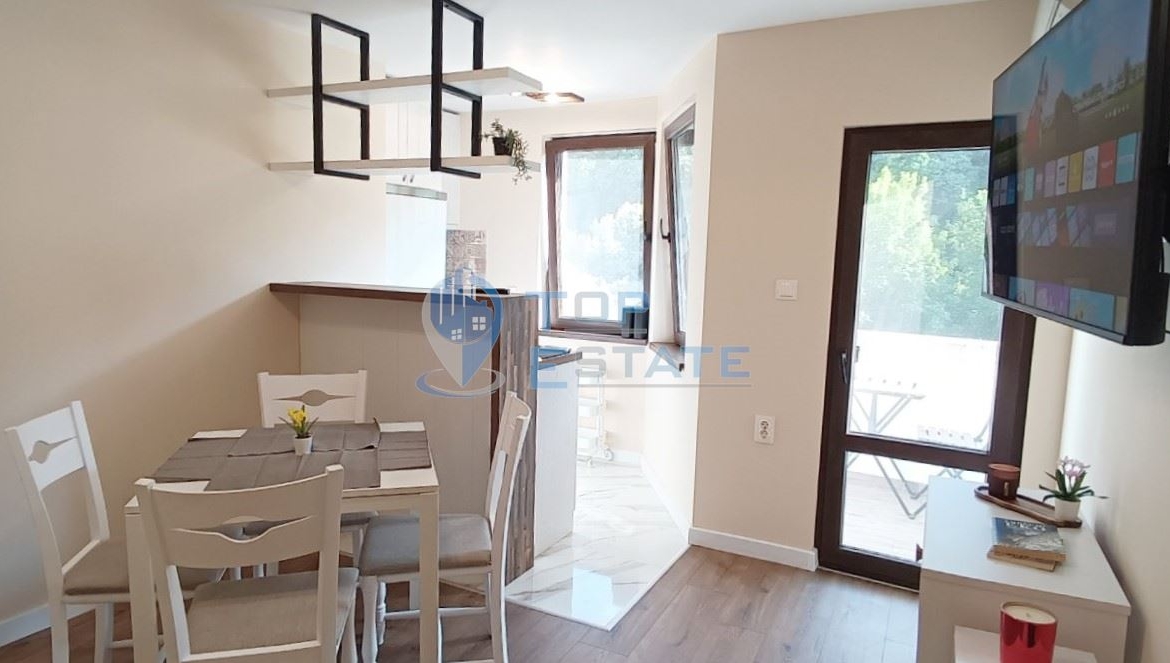 Тристаен, ремонтиран, обзаведен апартамент под наем в квартал Варуша, Старата част в град Велико Търново - 0